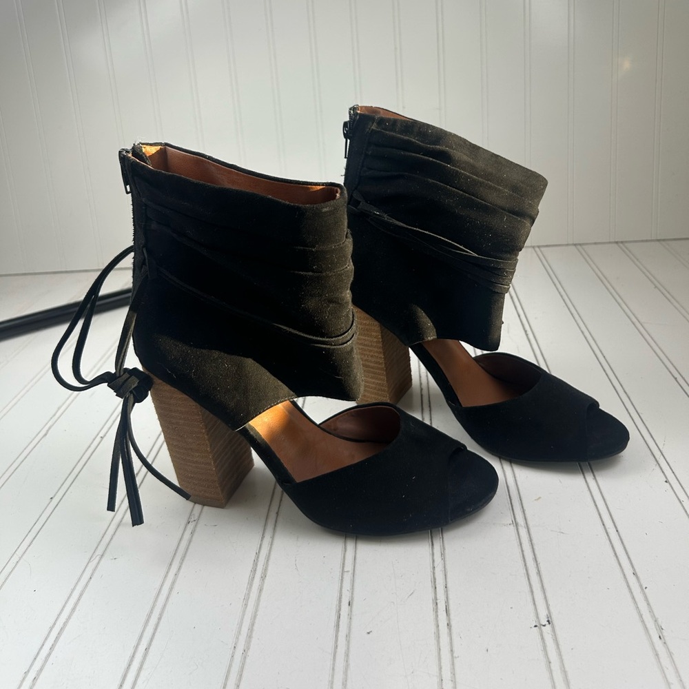 Dolce by Mojo Moxy Black Suede Peep Toe Ankle Tassel Block Heels Women Size 8.5 - Picture 2 of 12